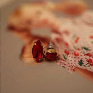 [SOLD] Earrings // Red gems with stainless steel / hypoallergenic post ❤️‍🔥